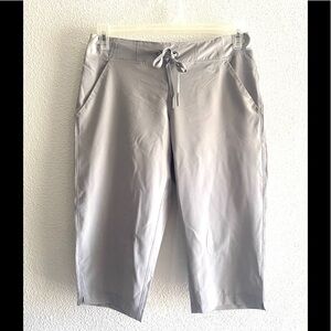 Reel life active wear Capri grey pants workout pants size small